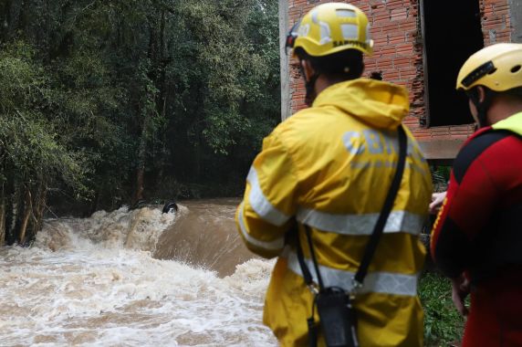 Parte de um carro submerso foi localizada no rio, e bombeiros aguardam redução do nível da água para verificar se é o veículo dos desaparecidos