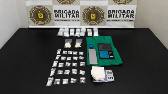 Suspeito tentou fugir da Brigada Militar e dispensou uma sacola com cocaína, balanças de precisão e bloqueador de tornozeleira eletrônica