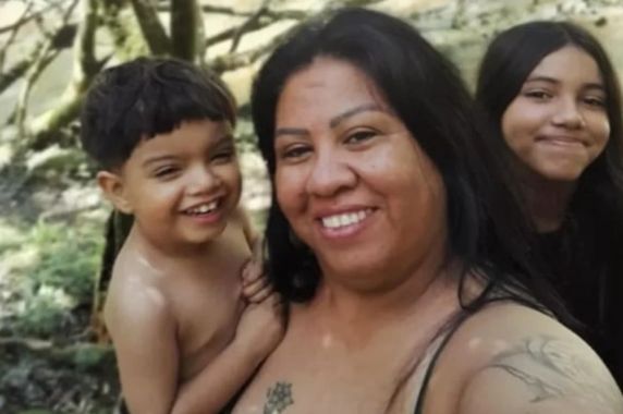 Juliano César da Silva, quatro anos, desapareceu na manhã de segunda-feira (21); corpo da irmã foi resgatado durante a noite, e mãe segue desaparecida
