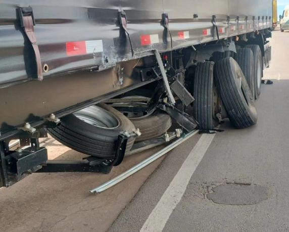 Acidente entre T-Cross e carreta deixa vítima presa às ferragens na BR-285, em Carazinho - foto 3
