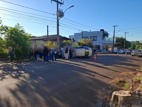 Mulher fica ferida após carro bater em veículo estacionado e tombar em Ijuí - foto 3
