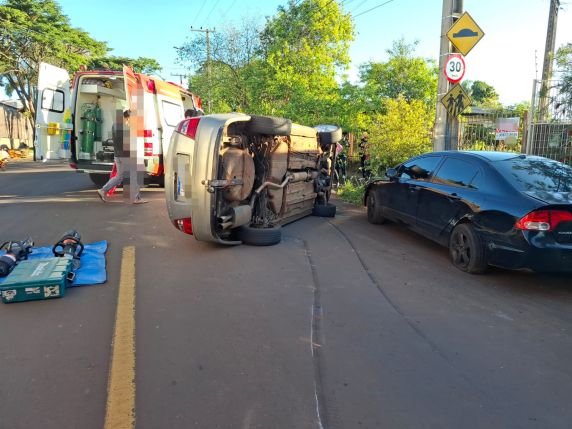 Mulher fica ferida após carro bater em veículo estacionado e tombar em Ijuí - foto 2