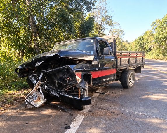 Motorista de uma caminhonete teria perdido o controle ao desviar de um caminhão parado; ocupantes dos dois veículos foram levados à UPA