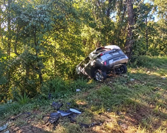 Motorista de uma caminhonete teria perdido o controle ao desviar de um caminhão parado; ocupantes dos dois veículos foram levados à UPA