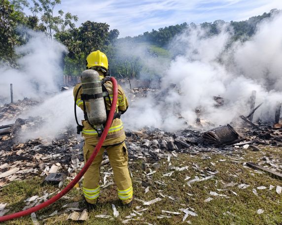 Casa de madeira foi totalmente consumida pelo fogo na localidade de Lajeado Ouro; ninguém ficou ferido
