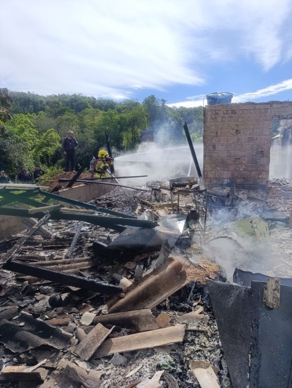 Casa de madeira foi totalmente consumida pelo fogo na localidade de Lajeado Ouro; ninguém ficou ferido