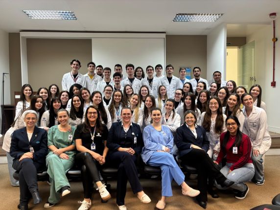 Visitas técnicas aproximam estudantes da rotina hospitalar e fortalecem a integração entre ensino, assistência e formação de futuros profissionais da saúde.
