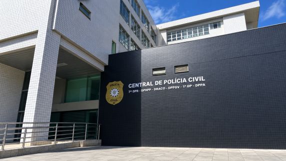 Mulher foi detida por lesão corporal no contexto de violência doméstica e familiar. Caso é investigado como tentativa de homicídio