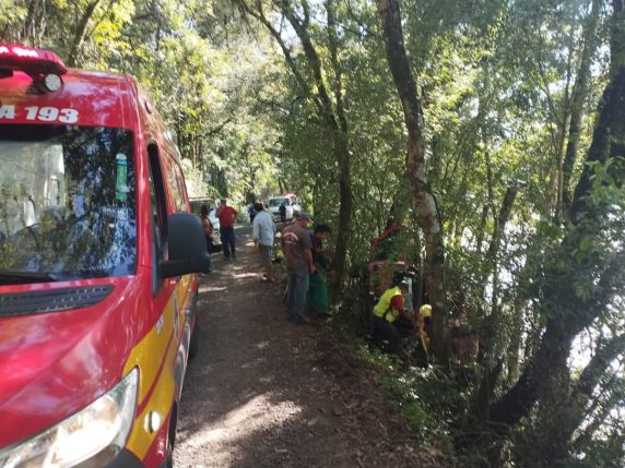 Homem foi localizado por trabalhadores que passavam pela estrada e encaminhado para atendimento hospitalar