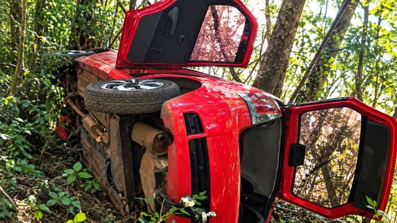 Homem foi localizado por trabalhadores que passavam pela estrada e encaminhado para atendimento hospitalar
