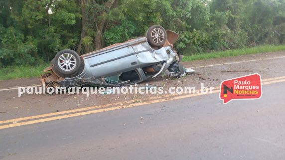 Acidente ocorreu no início da manhã deste sábado (26), na localidade de Flor da Serra; vítimas foram socorridas pelos Bombeiros e pelo Samu