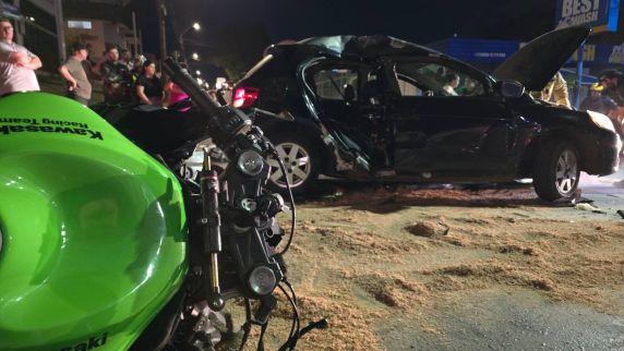 Acidente ocorreu na noite de sábado (26), no bairro Petrópolis; passageira do Gol também ficou ferida e motorista deixou o local.