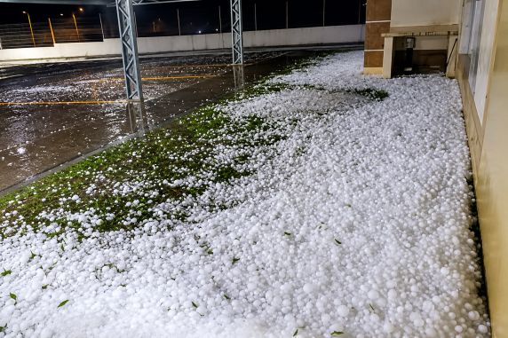 Pedras de gelo cobriram ruas e pátios durante a noite de sábado; Defesa Civil realiza levantamento dos estragos