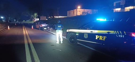 Vítima de 27 anos morreu no local; motorista do Corsa testou positivo para ingestão de álcool e condutor da Saveiro deixou o local após o acidente