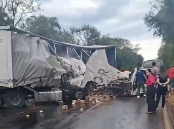 Acidente ocorreu na manhã deste domingo (27), na Curva dos Castelhanos; veículo ficou atravessado junto à pista e mobilizou equipes de emergência