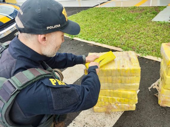 Droga era transportada em um Polo, enquanto um Logan teria atuado como batedor; suspeita é de que a carga seguia do Paraná para a Região Metropolitana de Porto Alegre