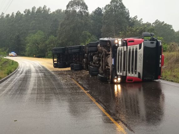 Acidente ocorreu na manhã deste domingo (27), em Herveiras; carga ficou espalhada sobre a pista e motorista não se feriu