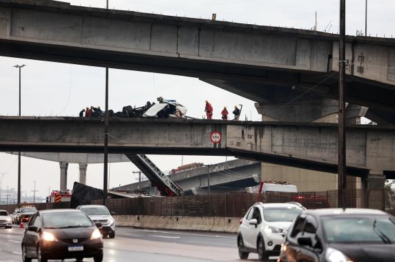Colisão envolveu um caminhão trator e um semirreboque. Rodovia foi totalmente bloqueada no sentido ao Litoral