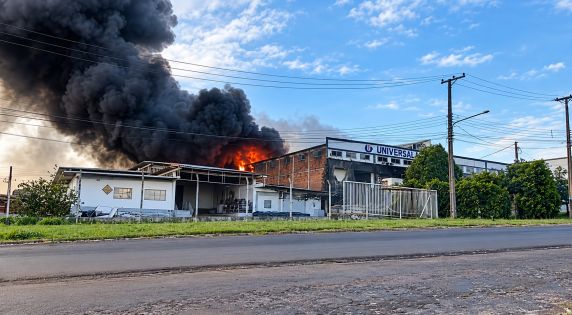 Incêndio de grandes proporções atinge fábrica de plásticos em Santo Ângelo