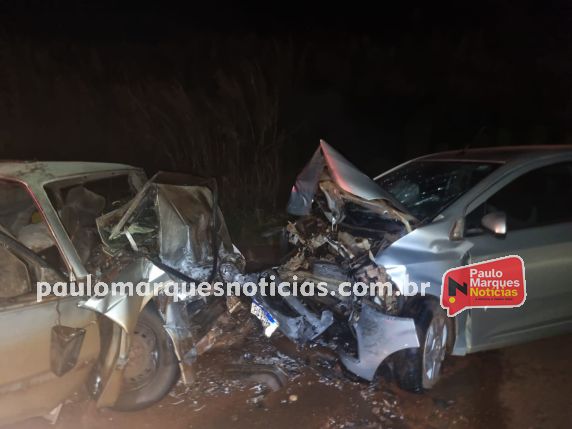 Acidente envolvendo um Monza e um Prisma deixou outras três pessoas feridas na noite deste domingo (27); princípio de incêndio nos veículos foi controlado pelos bombeiros
