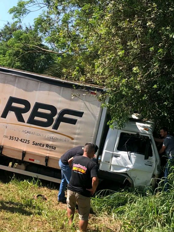 Acidente ocorreu na tarde desta segunda-feira (28), no km 41 da rodovia; os dois motoristas foram encaminhados ao Hospital Vida & Saúde