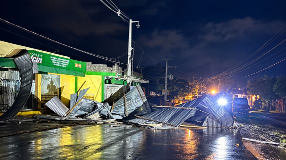 Cidade voltou a ser atingida por forte tempestade na noite desta segunda-feira (28); imóveis foram destelhados, árvores caíram e ruas ficaram interditadas