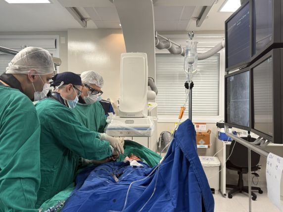 Hospital Vida & Saúde amplia atendimento em Cardiologia com procedimentos minimamente invasivos para tratamento de doenças cardíacas complexas.