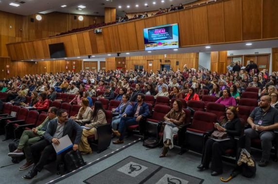Seminário estadual do MPRS destaca redução dos casos de infrequência em 2026 e reforça atuação integrada para garantir a permanência de crianças e adolescentes na escola.
