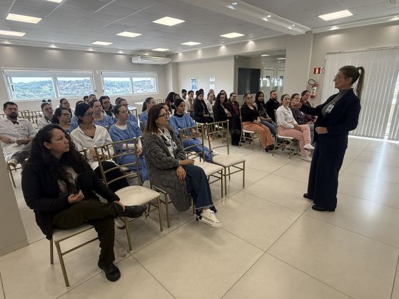 Hospital Vida & Saúde promoveu palestra com colaboradores para reforçar a valorização da vida, o cuidado com a saúde mental e a importância do apoio entre colegas.