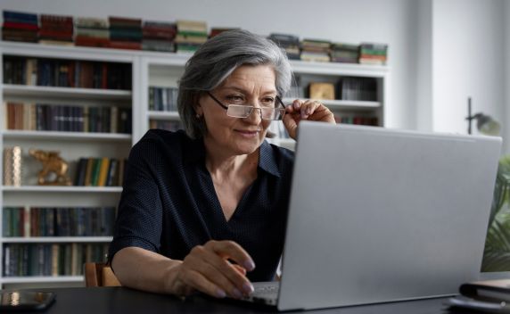 Com aumento da população 60+ no Brasil, especialista destaca os benefícios de manter novos projetos, aprendizados e relações sociais