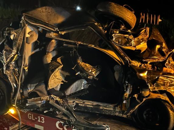 Colisão envolvendo dois carros e dois caminhões ocorreu próximo ao acesso a Tio Hugo; vítimas foram encaminhadas ao hospital
