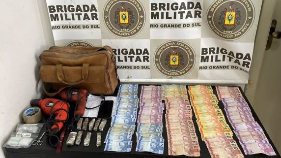 Durante a ocorrência, policiais apreenderam porções de maconha, mais de R$ 1,1 mil em dinheiro, materiais para acondicionamento de drogas e um celular