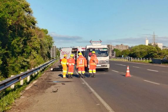 Acidente aconteceu no km 73 e interdita parte da pista na manhã desta sexta-feira
