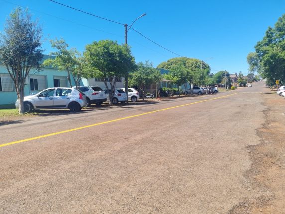 Linha amarela contínua proíbe ultrapassagens e restringe manobras de retorno; área sinalizada deve ser utilizada apenas para embarque e desembarque