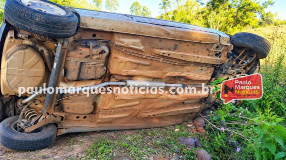 GM Corsa saiu da pista, atingiu uma árvore e capotou na localidade de Linha 12; motorista morreu no local