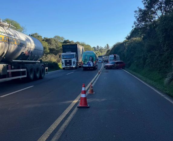 Falha mecânica provoca acidente entre carro e carreta na ERS-135 - foto 3