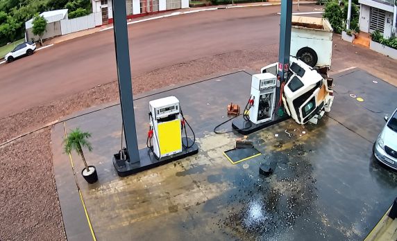 Cabine do veículo teria se desprendido e atingido a estrutura e uma bomba de combustível de um posto; circunstâncias ainda serão apuradas