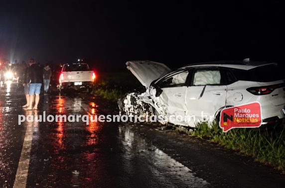 Acidente envolvendo uma Fiat Strada e um Caoa Chery Tiggo 7 ocorreu na noite deste sábado (3), durante período de chuva intensa