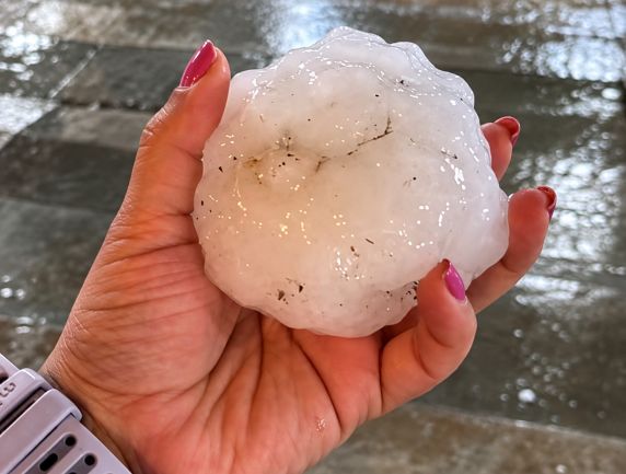 Pedras de gelo de grande tamanho atingiram veículos, quebraram para-brisas e provocaram diversos danos materiais no Departamento Central e em bairros de Assunção