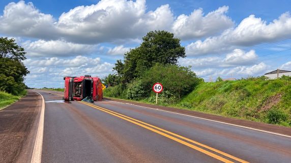 Acidente ocorreu no Anel Rodoviário, no bairro Cruzeiro; um dos ocupantes ficou ferido e foi encaminhado ao hospital