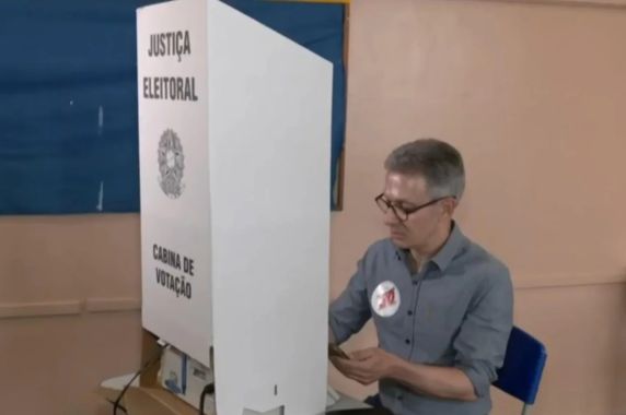 Justiça Eleitoral proíbe o uso do aparelho na hora do voto como forma de resguardar o sigilo das escolhas dos eleitores