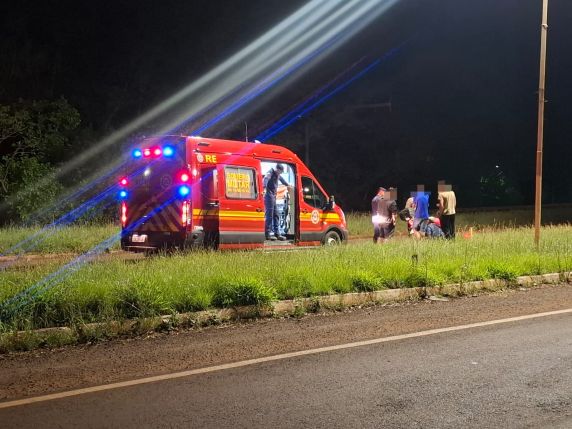 Acidente ocorreu na noite deste domingo (4), nas proximidades do radar eletrônico; vítima foi atendida pelo Corpo de Bombeiros