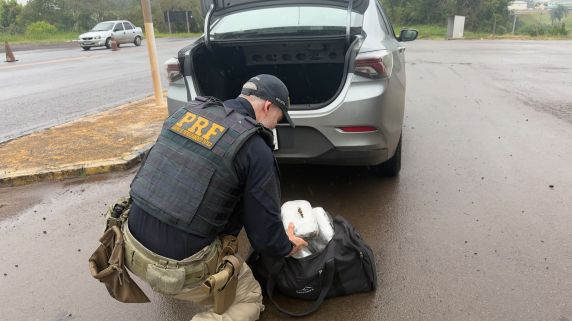 Skunk e haxixe estavam em uma bolsa no porta-malas de um automóvel; motorista de 27 anos foi preso em flagrante por tráfico de drogas