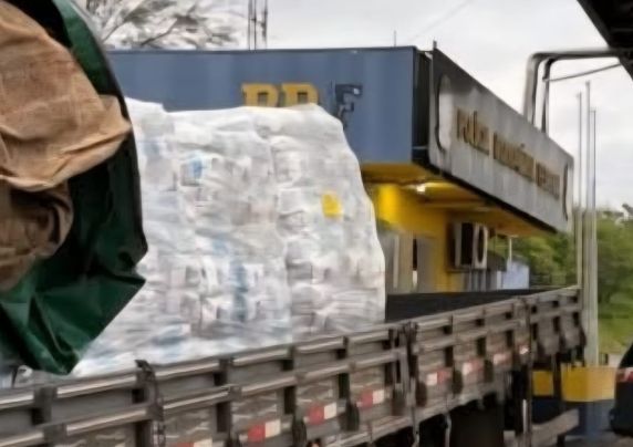 Droga estava escondida sob uma carga de ração em um caminhão; motorista foi preso e afirmou que o entorpecente seria levado para a Região Metropolitana de Porto Alegre