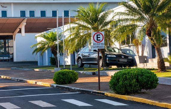 VW Gol estava estacionado nas proximidades, subiu a calçada durante a madrugada e ficou entre uma palmeira, os mastros das bandeiras e a parede da Delegacia