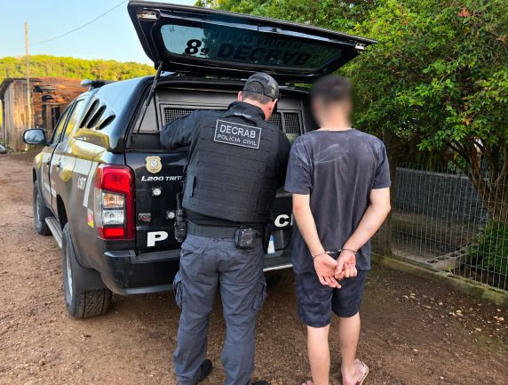 Polícia Civil cumpriu 13 mandados de busca e apreensão em São Paulo das Missões e Roque Gonzales; celulares, pés de maconha, arma e balança de precisão foram apreendidos
