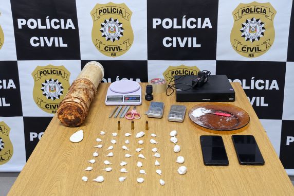 Ação realizada por agentes de Três de Maio resultou na apreensão de cocaína, três balanças de precisão e outros objetos