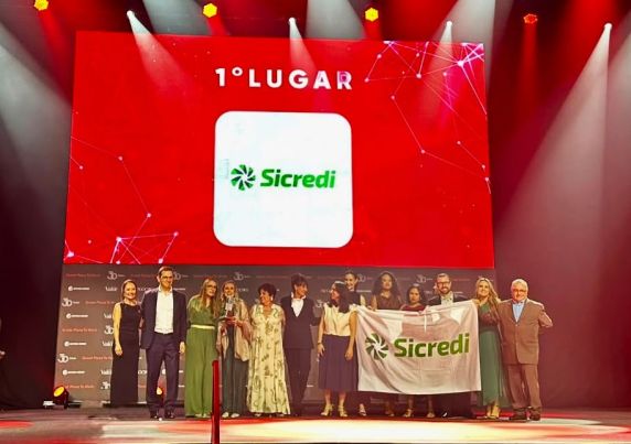 Instituição financeira cooperativa conquista novamente o 1º lugar no ranking GPTW Brasil 2026, na categoria Gigantes