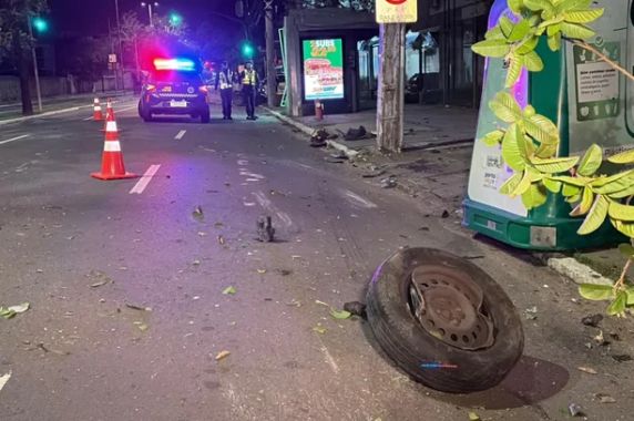 Carro capota, bate em árvore, contêineres de lixo e poste na Avenida Praia de Belas - foto 4