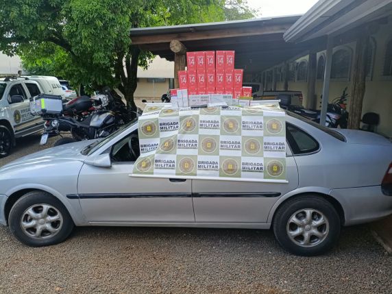 Durante a Operação Cerco Fechado, policiais apreenderam medicamentos, cosméticos e 22 celulares de origem estrangeira que eram transportados em um veículo.